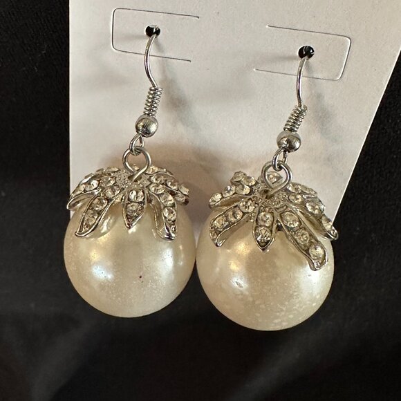 VINTAGE FAUX PEARL and RHINESTONE DANGLE EARRINGS - Picture 1 of 7